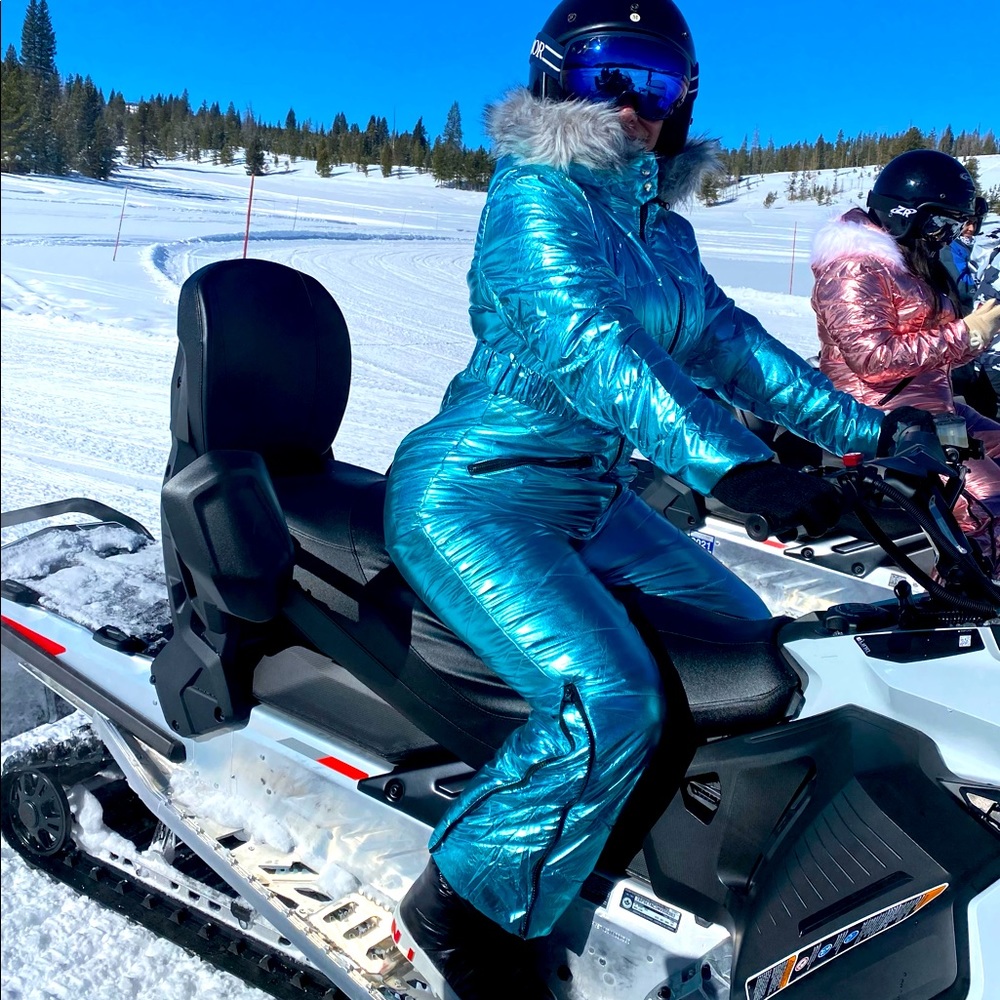 Ski suit !!! I used one time in Vail this week !!! Almost new